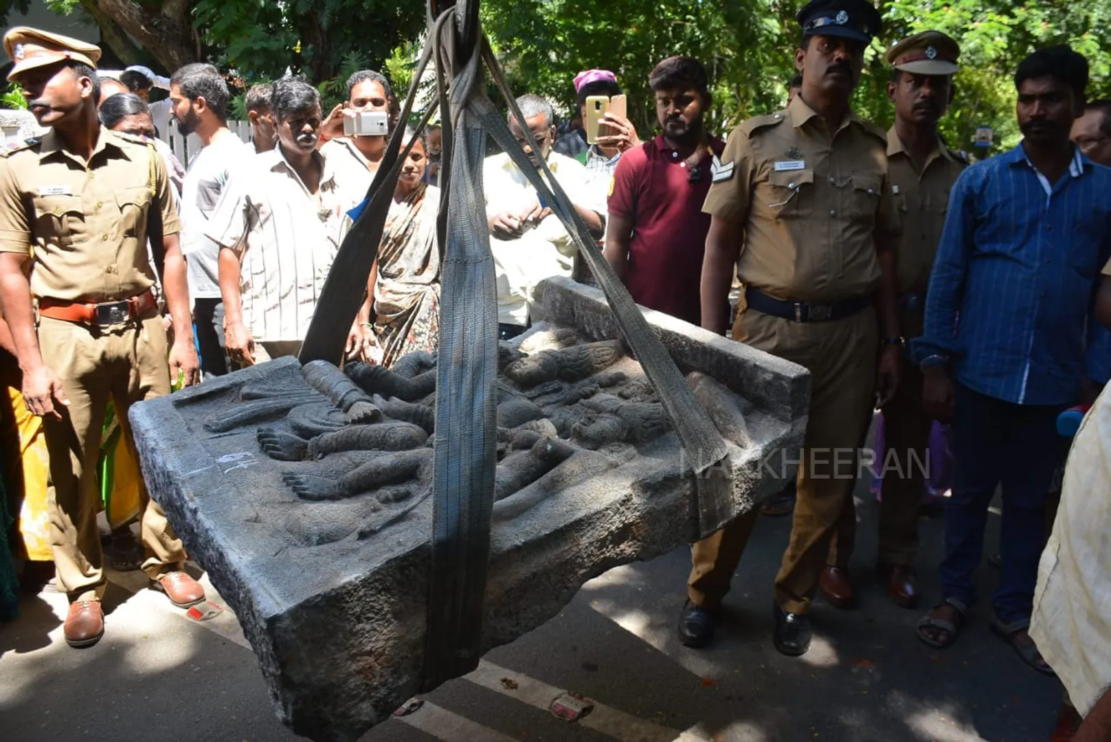 சிலை கடத்தல் வழக்கில் ரெய்டு நடந்த தொழிலதிபர் ரன்வீர்ஷா வீட்டிலிருந்து சிலைகள் எடுக்கும் பணி (படங்கள்) 